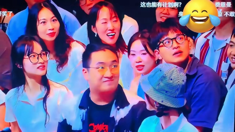 最后发现吴费曼坐在观众席上,外貌出现了劲大转变。 最后发现吴费曼坐在观众席上,外貌出现了劲大转变。