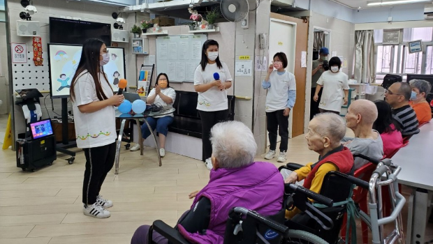 IVE社区服务策划及领航高级文凭学生郑兆容(Summer)(白衫、中)与指团队由设计活动,到採购物资和带动现场气氛,每个细节皆精心策划。(VTC提供) IVE社区服务策划及领航高级文凭学生郑兆容(Summer)(白衫、中)与指团队由设计活动,到採购物资和带动现场气氛,每个细节皆精心策划。(VTC提供)