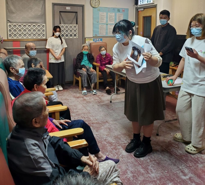 IVE幼儿、长者及社会服务学科高级文凭学生参与市建局开展的“学建关爱”义务工作计划,组织四场安老院舍探访活动,为院友设计不同游戏和集体活动。(VTC提供) IVE幼儿、长者及社会服务学科高级文凭学生参与市建局开展的“学建关爱”义务工作计划,组织四场安老院舍探访活动,为院友设计不同游戏和集体活动。(VTC提供)