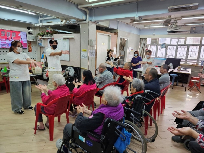 IVE幼儿、长者及社会服务学科高级文凭学生参与市建局开展的“学建关爱”义务工作计划,组织四场安老院舍探访活动,为院友设计不同游戏和集体活动。 IVE幼儿、长者及社会服务学科高级文凭学生参与市建局开展的“学建关爱”义务工作计划,组织四场安老院舍探访活动,为院友设计不同游戏和集体活动。