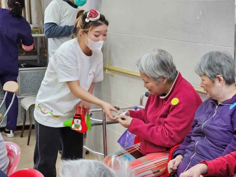 IVE综合社会及健康服务高级文凭学生林嘉丽(Kelly)(左一)担任带领游戏的主持人。 (VTC提供) IVE综合社会及健康服务高级文凭学生林嘉丽(Kelly)(左一)担任带领游戏的主持人。 (VTC提供)