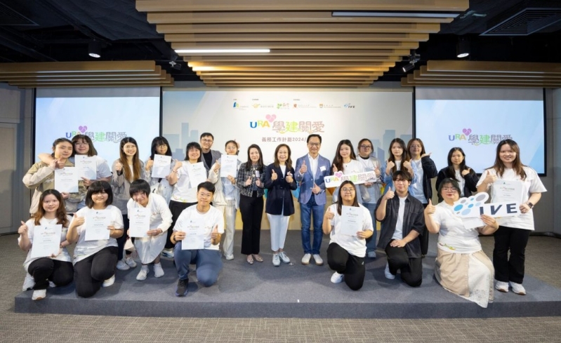 一众参与服务的IVE(沙田)学生于今年3月出席由市建局举办的嘉许礼,并与市建局行政总监韦志成(后排右七)及其他嘉宾合照。(VTC提供) 一众参与服务的IVE(沙田)学生于今年3月出席由市建局举办的嘉许礼,并与市建局行政总监韦志成(后排右七)及其他嘉宾合照。(VTC提供)