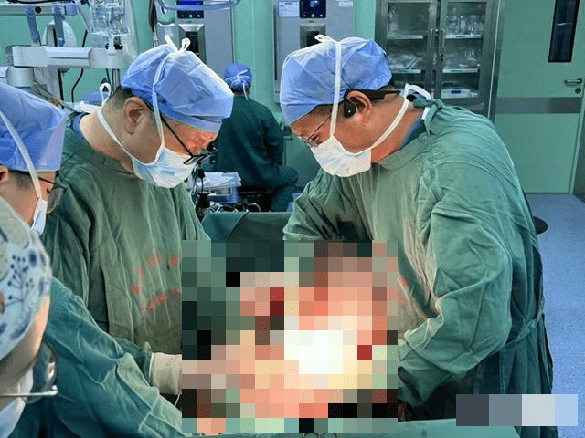 江苏男便秘长达4个月,医生为其动手术。 江苏男便秘长达4个月,医生为其动手术。