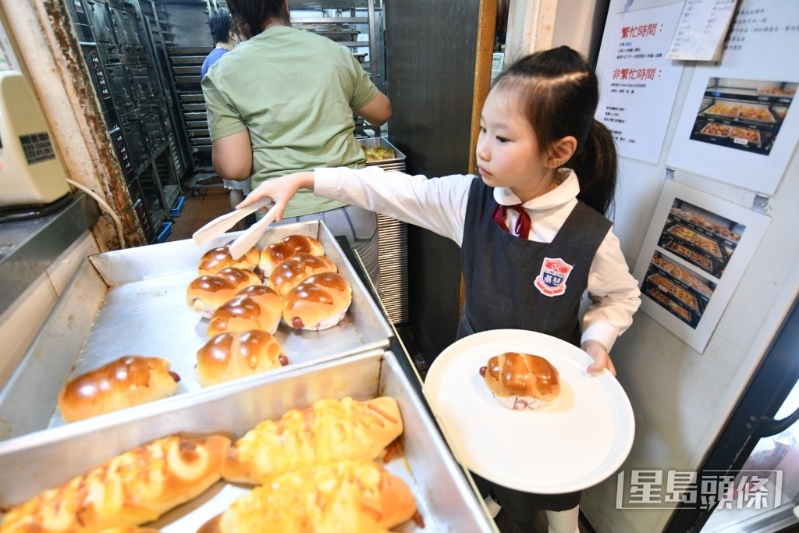 他认为即场新鲜现焗与工场预制面包最大分别在于口感。 他认为即场新鲜现焗与工场预制面包最大分别在于口感。