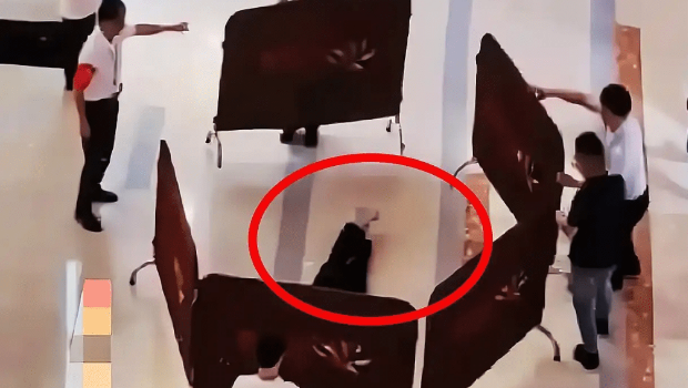 近日,江苏扬州京华城疑有女子从五楼跳下。 近日,江苏扬州京华城疑有女子从五楼跳下。