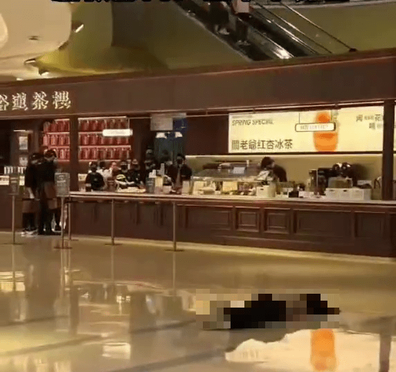 网上流传女子躺在商场一楼一间茶楼柜台前的地板上没有动静。 网上流传女子躺在商场一楼一间茶楼柜台前的地板上没有动静。