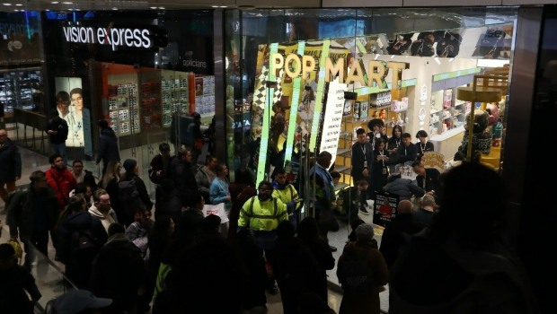 英国有顾客在分店外通宵排队争抢Labubu,引发混乱场面 英国有顾客在分店外通宵排队争抢Labubu,引发混乱场面