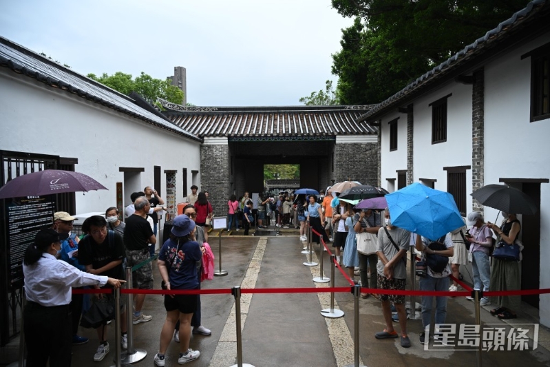 不少市民和旅客前来参观九龙寨城电影场景展。 不少市民和旅客前来参观九龙寨城电影场景展。