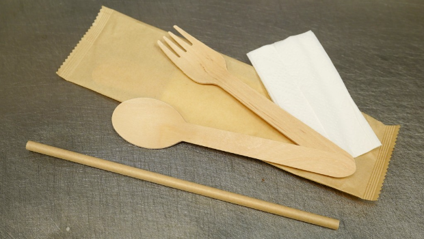 谢展寰指会在今年中开始与业界合作,试验不同的替代品,以取代胶杯、胶饭盒 谢展寰指会在今年中开始与业界合作,试验不同的替代品,以取代胶杯、胶饭盒