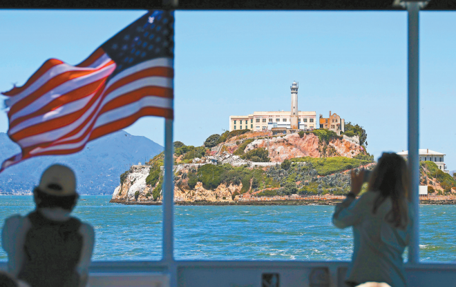 联邦派员登岛评估重启恶魔岛可行性。 联邦派员登岛评估重启恶魔岛可行性。