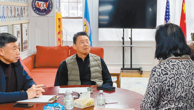 张女士(右一)与刘女士(右二)向美国亚裔社团联合求助。 张女士(右一)与刘女士(右二)向美国亚裔社团联合求助。