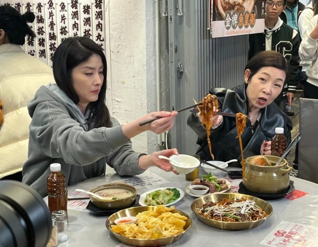 不老女神陈慧琳孖黎芷珊 消夜大啖水蟹粥 不老女神陈慧琳孖黎芷珊 消夜大啖水蟹粥