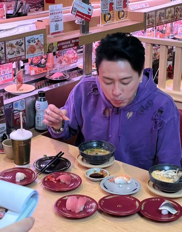 黄宗泽热捧人气回转寿司 黄宗泽热捧人气回转寿司