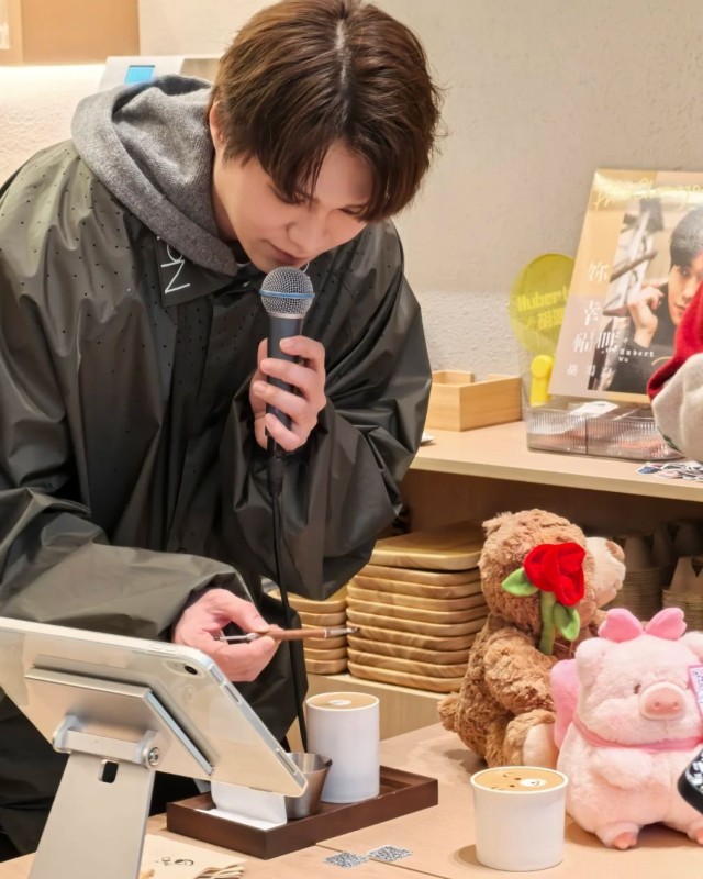 胡鸿钧当一日店长 MC张天赋打卡位 胡鸿钧当一日店长 MC张天赋打卡位