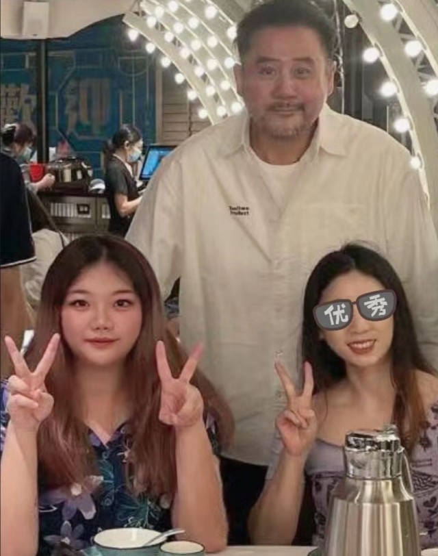 麦长青光顾街坊食堂 麦长青光顾街坊食堂