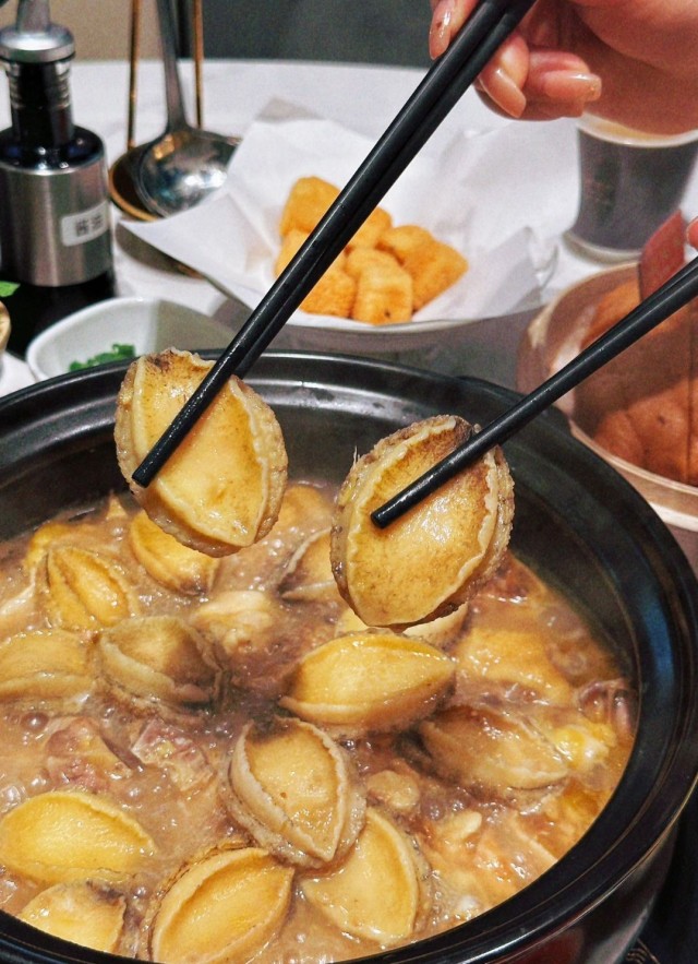 李思捷打卡非遗美食 首创鲍鱼鸡煲 李思捷打卡非遗美食 首创鲍鱼鸡煲