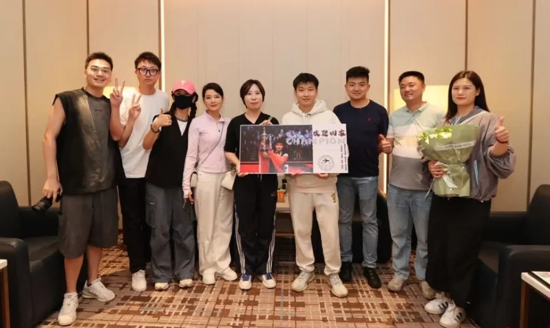 赵心童回到深圳,和家人合影。 赵心童回到深圳,和家人合影。