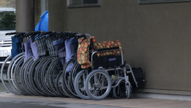 韩国翁一下肢瘫痪好转好一直继续扮瘫诈领高额保险金 韩国翁一下肢瘫痪好转好一直继续扮瘫诈领高额保险金