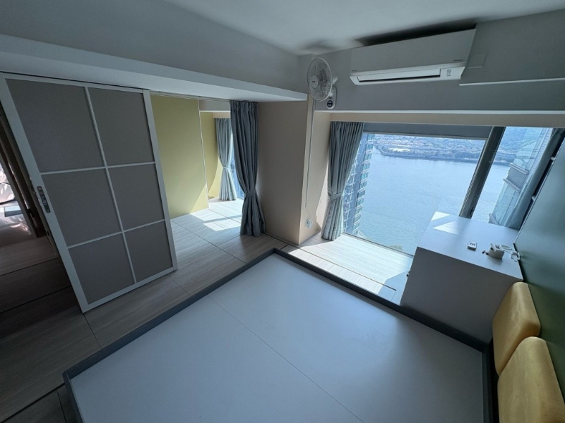 主人房以地台设计,腾出充足收纳空间。 主人房以地台设计,腾出充足收纳空间。