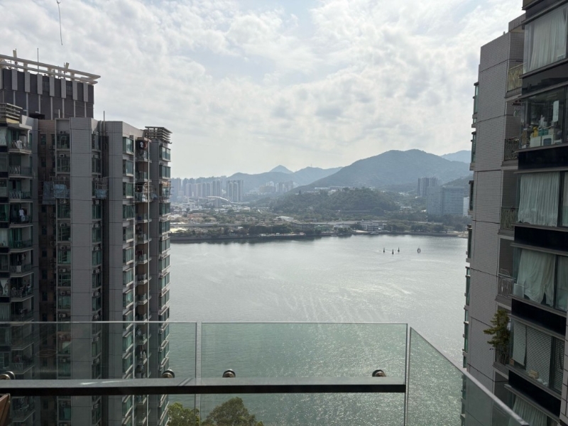 单位近望为屋苑内园泳池,远为沙田海,及对岸的中文大学。 单位近望为屋苑内园泳池,远为沙田海,及对岸的中文大学。