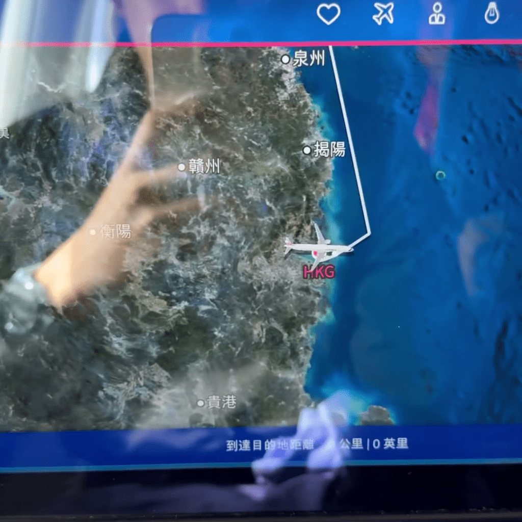 受影响乘客直击客机在高空怀疑故障情况。 受影响乘客直击客机在高空怀疑故障情况。