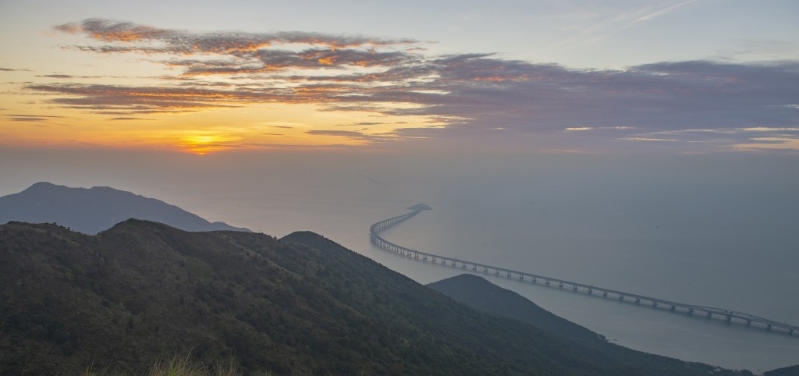 弥勒山郊游径远眺港珠澳大桥。 弥勒山郊游径远眺港珠澳大桥。
