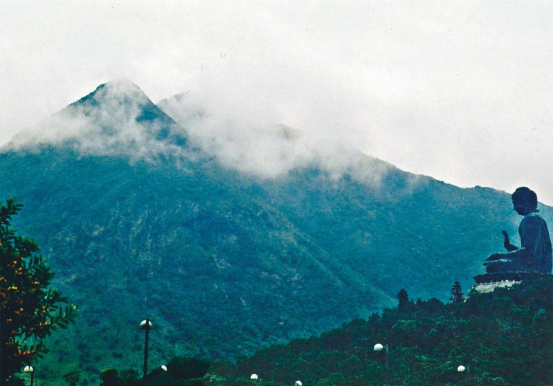 昂坪凤凰山与大佛。 昂坪凤凰山与大佛。