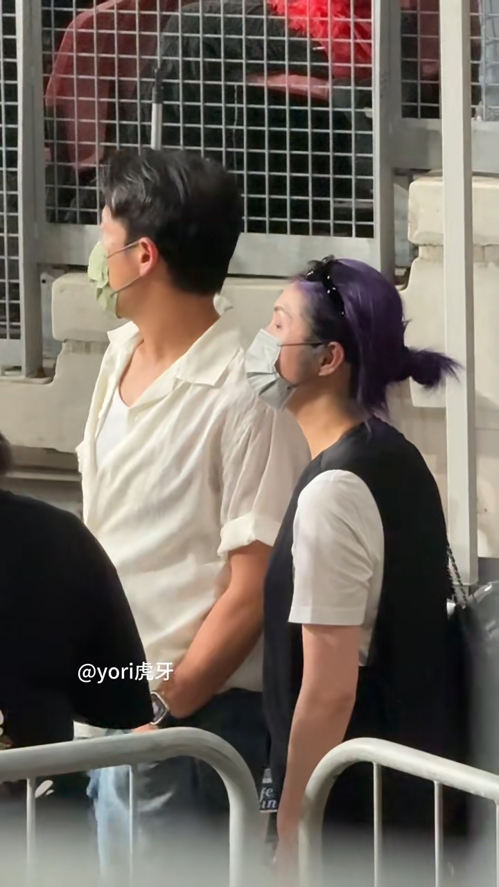 有网民拍到疑似丁子高与杨千嬅站在场边等待开场的影片。 有网民拍到疑似丁子高与杨千嬅站在场边等待开场的影片。