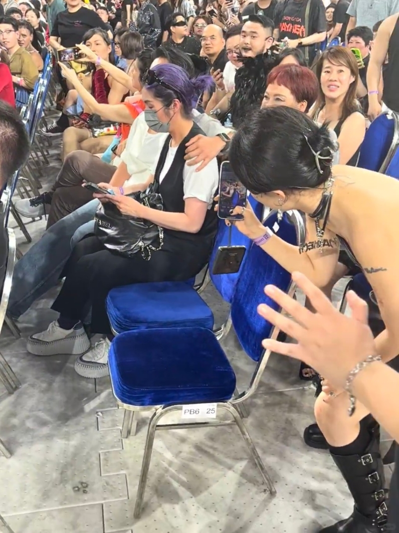 杨千嬅被包围狂影劲尴尬。 杨千嬅被包围狂影劲尴尬。