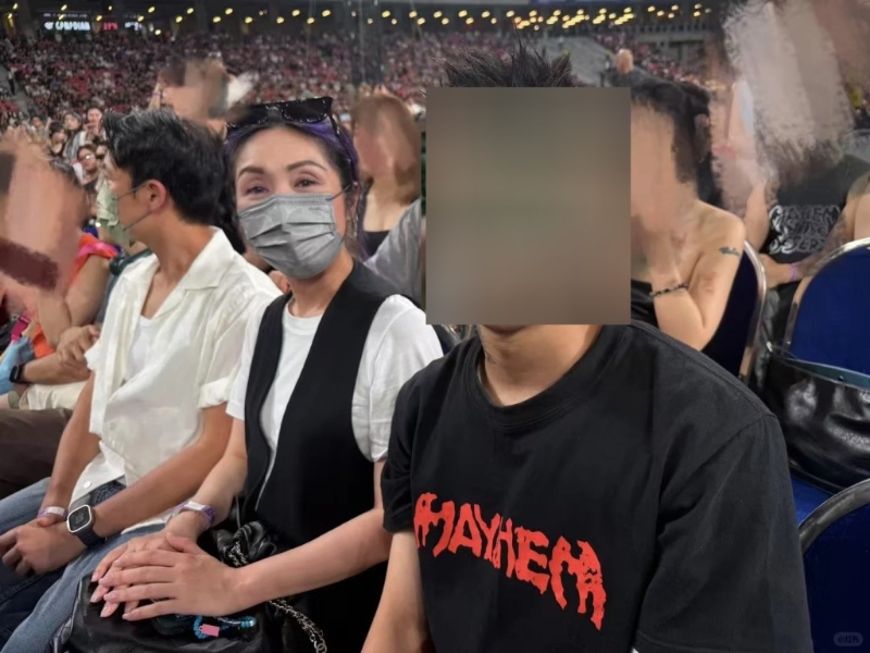 杨千嬅疑被强行合照。 杨千嬅疑被强行合照。