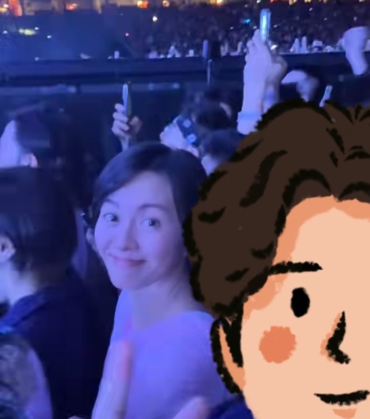 梁咏琪与老公一起看Lady Gaga新加坡演唱会。 梁咏琪与老公一起看Lady Gaga新加坡演唱会。