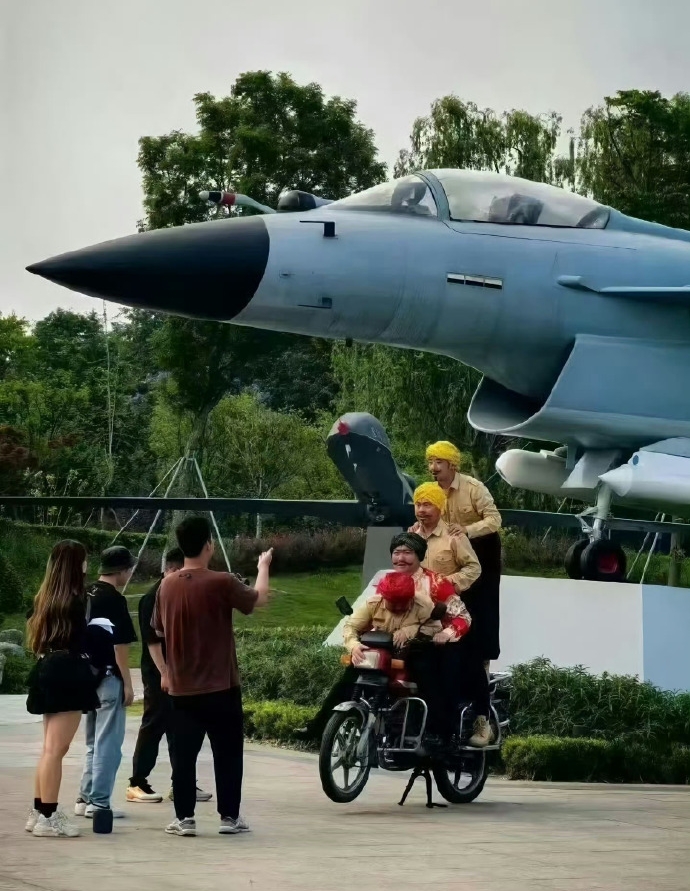 豪哥哥团队以“歼-10C”模型为背景拍摄。 豪哥哥团队以“歼-10C”模型为背景拍摄。