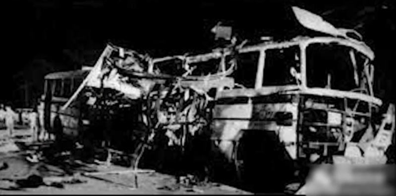 被炸的巴士几乎只剩车架。网图 被炸的巴士几乎只剩车架。网图