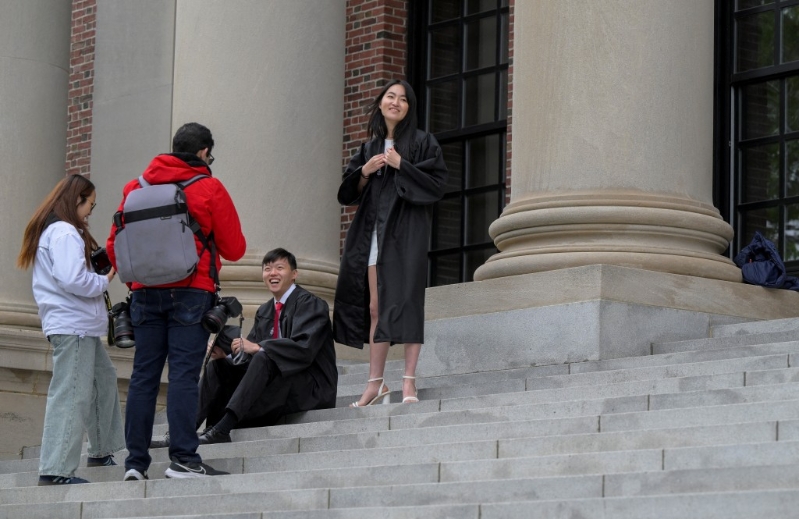 哈佛的国际学生在校内接受记者访问。 路透社 哈佛的国际学生在校内接受记者访问。 路透社