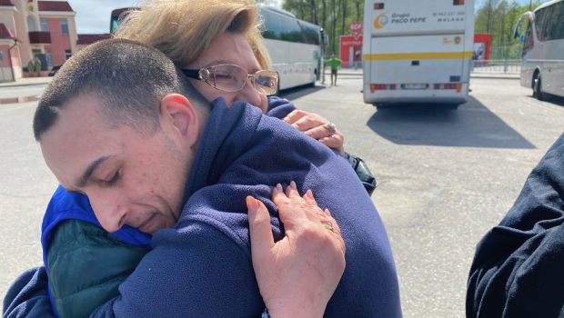 俄罗斯人权专员在白俄一处秘密地点拥抱获释的俄罗斯士兵。 美联社 俄罗斯人权专员在白俄一处秘密地点拥抱获释的俄罗斯士兵。 美联社