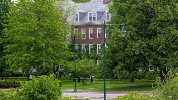 一名学生走在美国麻萨诸塞州奥尔斯顿的哈佛大学奥尔斯顿校区,摄于2025年5月23日。(图/路透) 一名学生走在美国麻萨诸塞州奥尔斯顿的哈佛大学奥尔斯顿校区,摄于2025年5月23日。(图/路透)