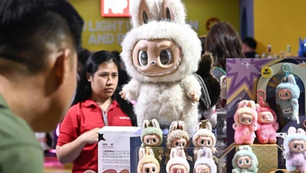 香港艺术家龙家昇创作的Labubu公仔在全球掀起抢购潮。法新社 香港艺术家龙家昇创作的Labubu公仔在全球掀起抢购潮。法新社