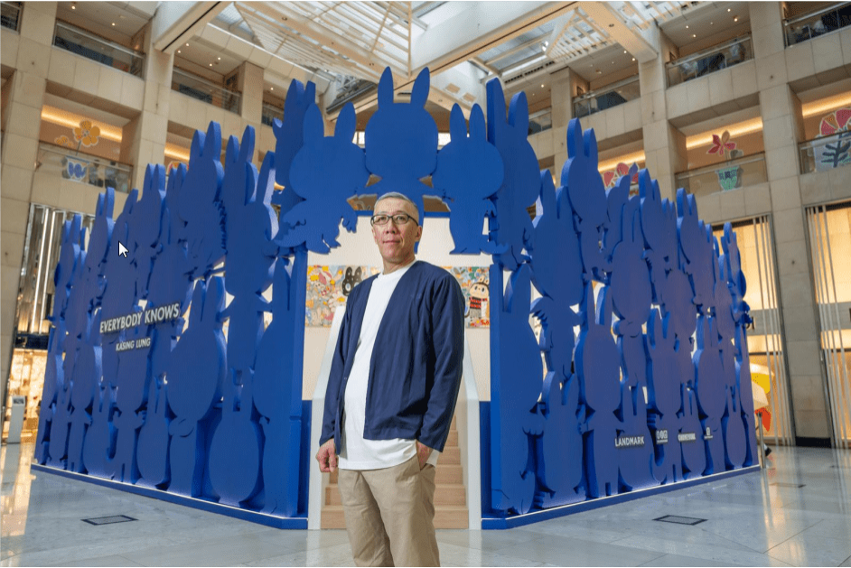 10年前,龙家昇创作了为众人喜爱的精灵角色LABUBU,原来与他自幼移居阿姆斯特丹,深受北欧绘本的影响直接有关。 10年前,龙家昇创作了为众人喜爱的精灵角色LABUBU,原来与他自幼移居阿姆斯特丹,深受北欧绘本的影响直接有关。