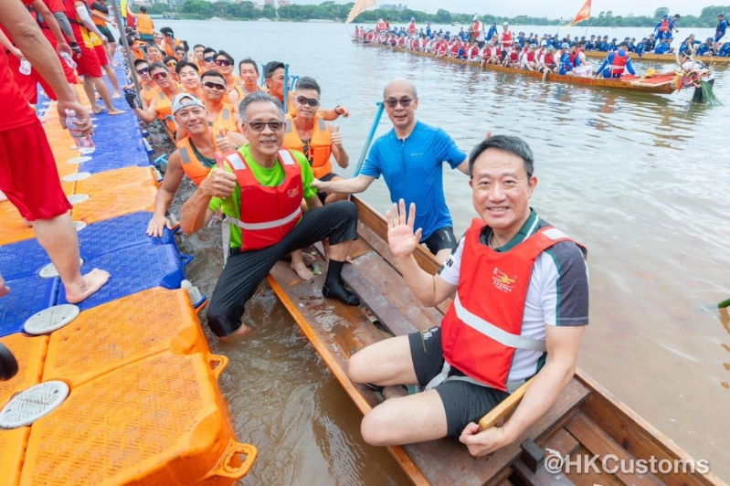 陈子达坐镇龙舟之首,与海关健儿一同在传统大型龙舟挥桨。 海关FB