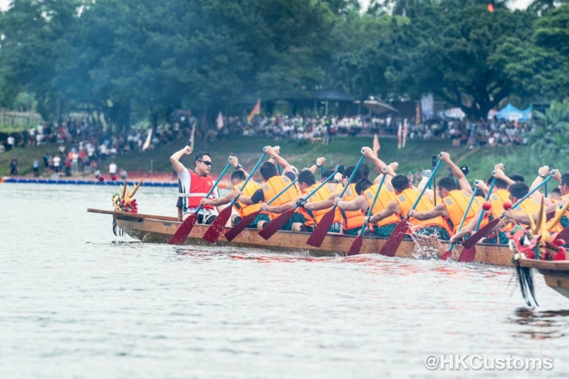陈子达坐镇龙舟之首,与海关健儿一同在传统大型龙舟挥桨。 海关FB