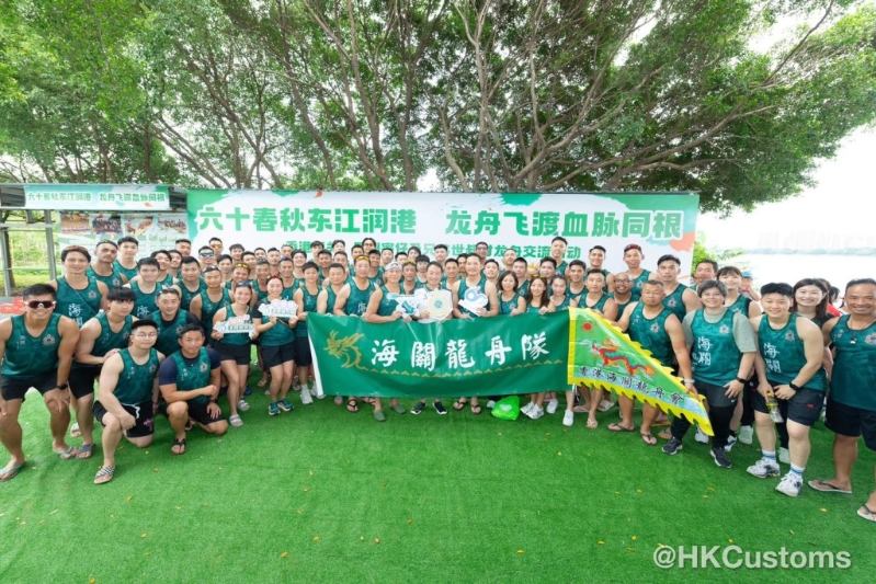 海關龍舟隊在關長陳子達率領下前往惠州東江,參與粵港龍舟賽交流。海關FB