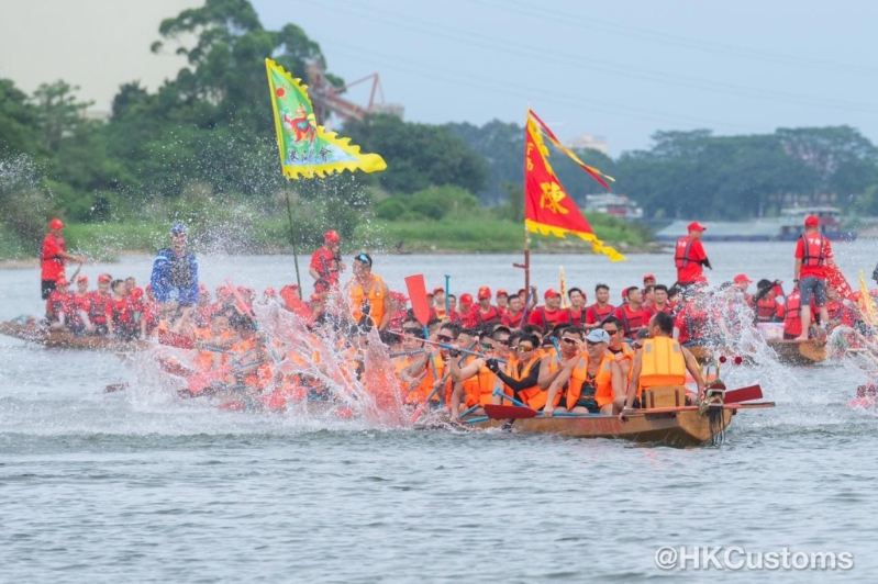 海關龍舟隊在關長陳子達率領下前往惠州東江,參與粵港龍舟賽交流。海關FB