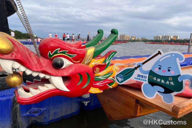 这次海关龙舟队亦带同水务署吉祥物滴惜仔回乡东江。 海关FB