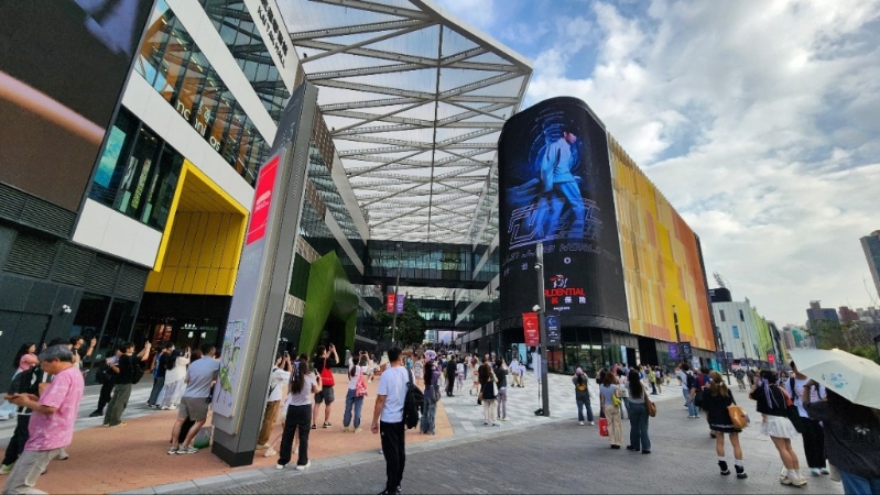 下午4时许主场馆外已有大批歌迷聚集。 黄文威摄