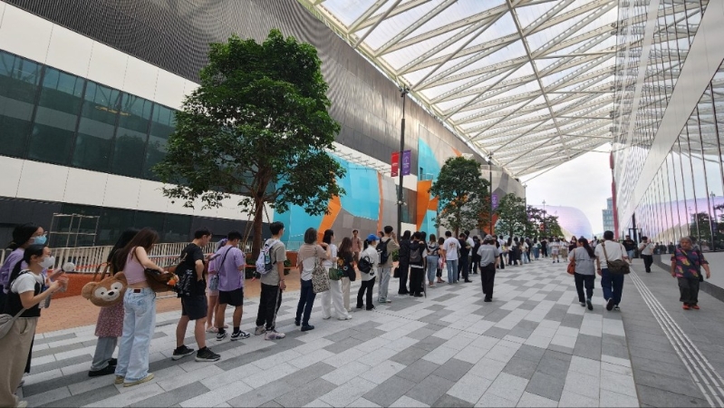 有歌迷大排长龙,以选购心仪纪念品。 黄文威摄