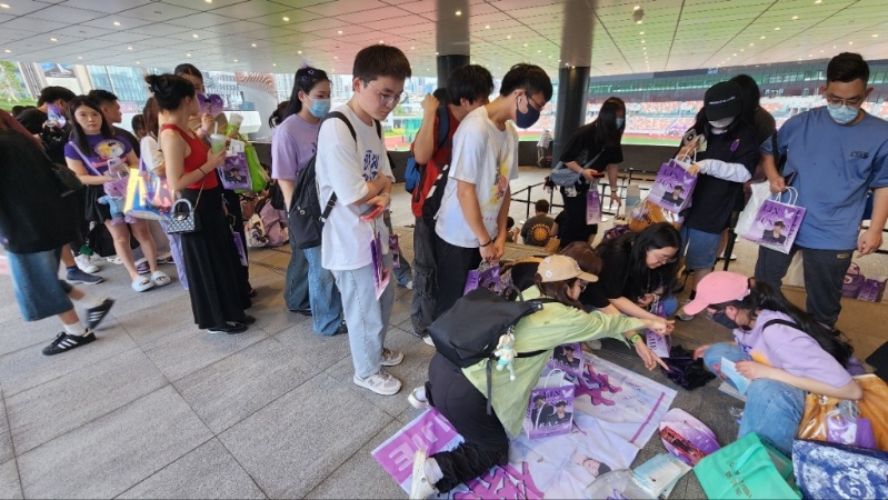 有歌迷们带齐应援横额及纸牌,并举起门票自拍。 黄文威摄