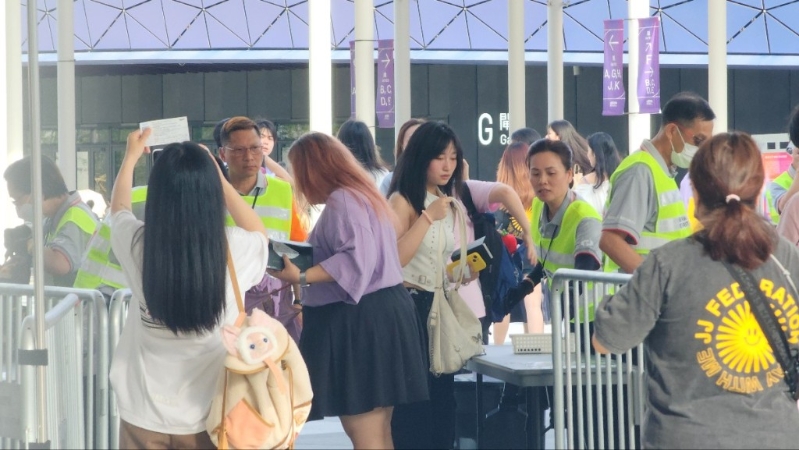 下午5时许,歌迷陆续入场,场馆职员如火如荼安检。 黄文威摄