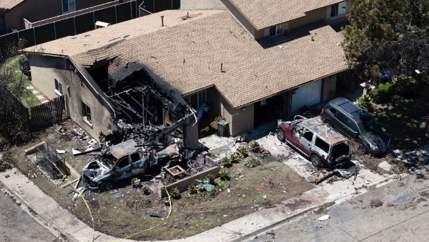 小型飞机在加州圣地牙哥坠毁,其中一间民宅破了一个大洞。 美联社 小型飞机在加州圣地牙哥坠毁,其中一间民宅破了一个大洞。 美联社