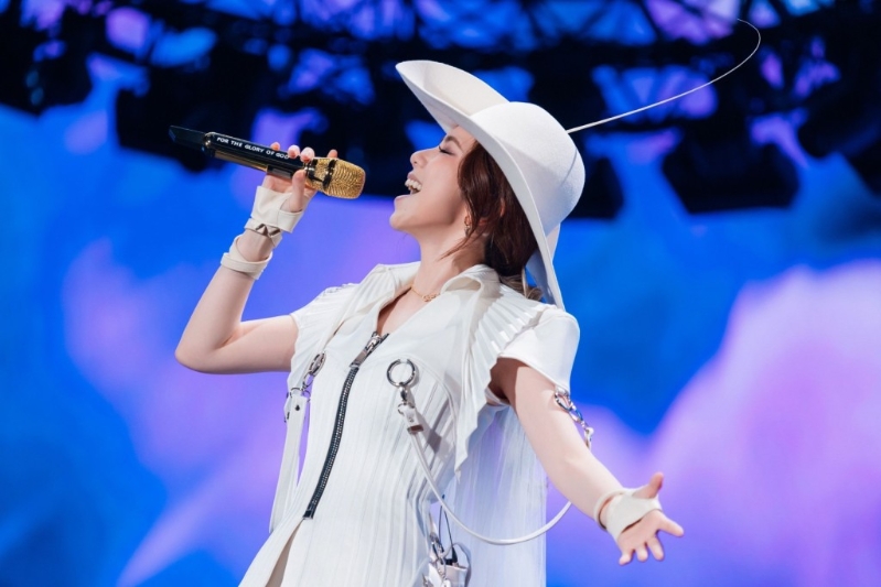 日前格莱美奖(Grammy Award)公布女歌手演唱会累计票房,G.E.M.荣登第四位,超越BLACKPINK和麦当娜等女星。 日前格莱美奖(Grammy Award)公布女歌手演唱会累计票房,G.E.M.荣登第四位,超越BLACKPINK和麦当娜等女星。