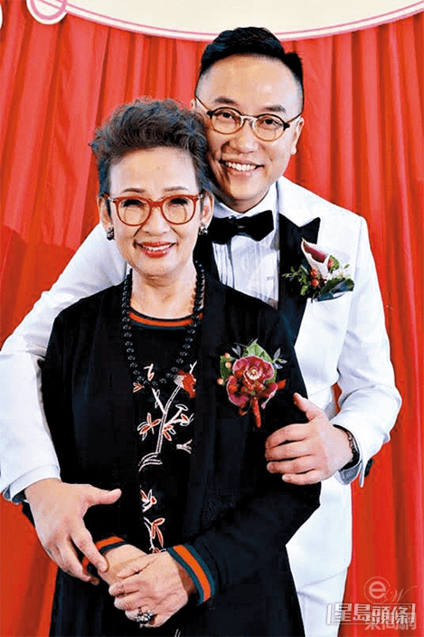 冯素波与儿子(东周刊图片) 冯素波与儿子(东周刊图片)